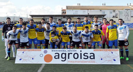 Foto de familia de los jugadores de ambos equipos (CASTILLO)
