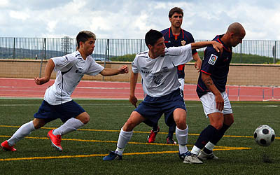 Alvaro y Cristian Roldán presionan al almeriense Vergara (BALDOMERO) Alvaro y Cristian Roldán presionan al almeriense Vergara (BALDOMERO)