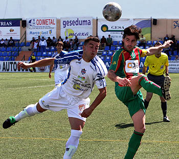 Rafita intenta llevarse el balón ante Gordillo (JESÚS HURTADO)