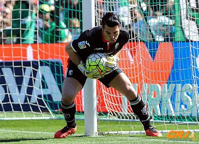 Andrés Fernández bloca el cuero en el partido ante el Betis (LOF)