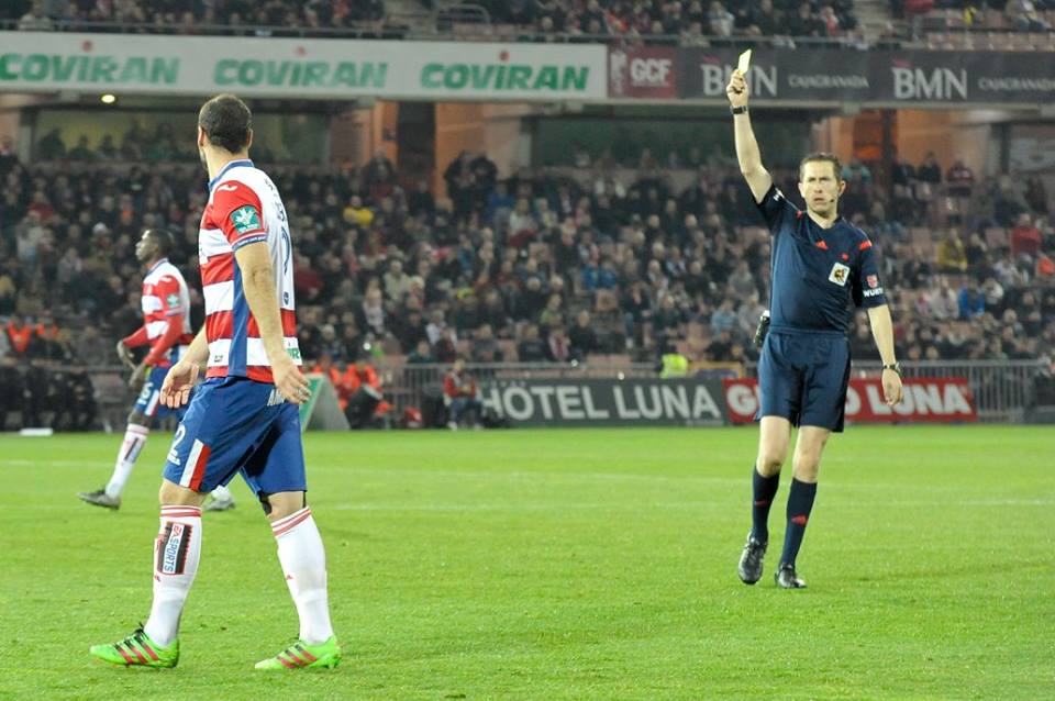 Lombán en el momento de ver la tarjeta ante el Espanyol (BALDOMERO)