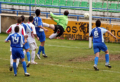 Cuarto gol de la UD Maracena en el Municipal de Guadix (E. SALMERÓN)
