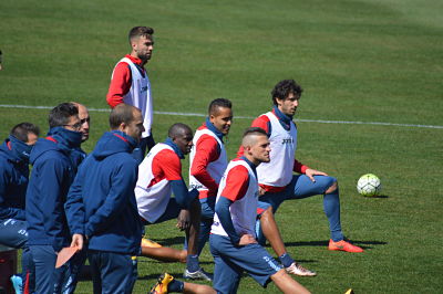 Varios jugadores estiran en la parte final del entrenamiento 