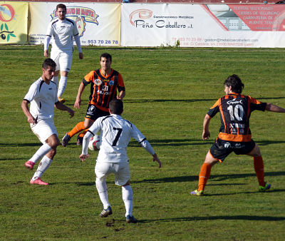Diego y Ramiro pugnan con dos jugadores del Martos 