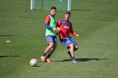 Javi Márquez y Rubén Pérez pugnan por un balón durante el entrenamiento 