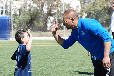 Nene se saluda con un jugador prebenjamin 