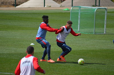 Success y Rochina pugnan por un balón 