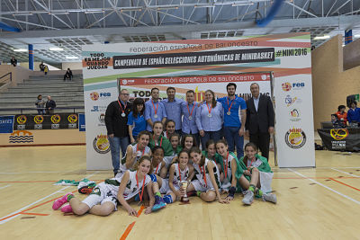 El equipo femenino celebrando su subcampeonato 