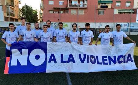 Los locales mostraron con esta pancarta su rechazo a la violencia (CD EL PALO)