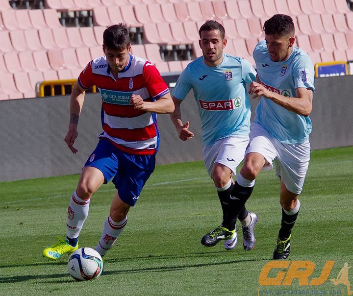 Disputa entre jugadores del Granada B y el Cartagena (CARVAJAL)