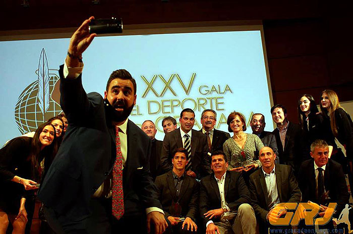Los premiados se hicieron un selfie con el presentador de la gala (VICENTE CARVAJAL)