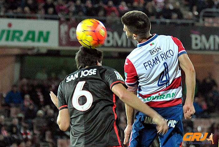 San José y Fran Rico en una acción del partido de la primera vuelta. (BALDOMERO)