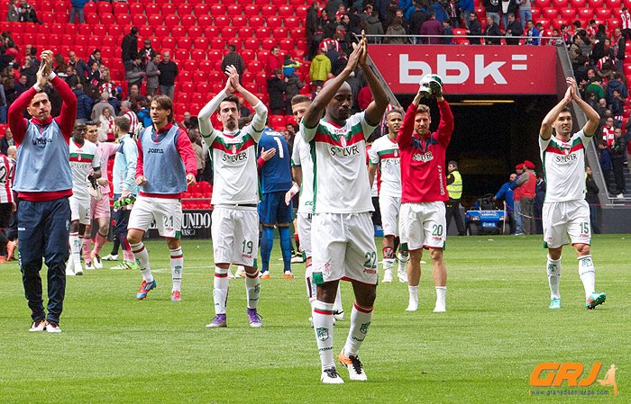 Los jugadores aplauden a los aficionados que fueron a Bilbao (LOF)