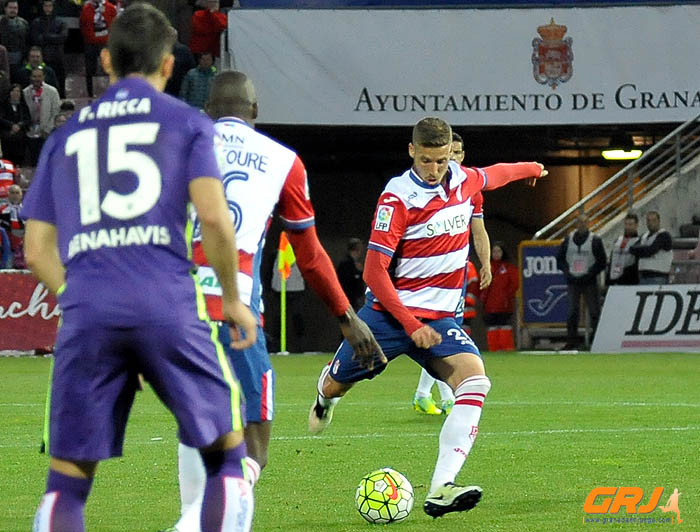 Rubén Pérez en una acción ante el Málaga CF (J. M. BALDOMERO)