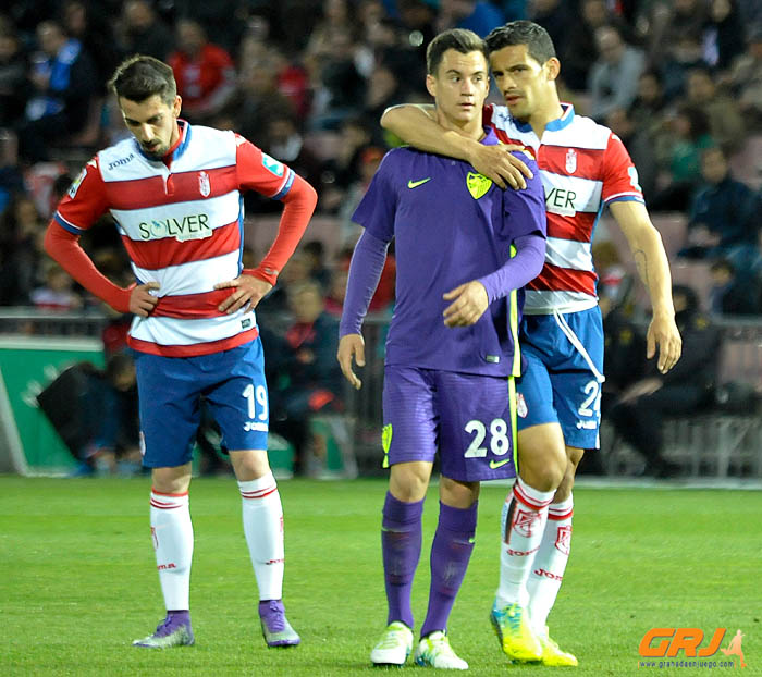 Ricardo Costa abraza a un jugador del Málaga CF (BALDOMERO)