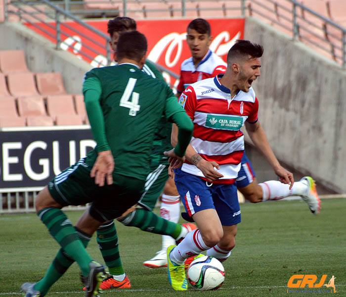 Disputa del balón entre los jugadores del Granada y el Betis B (LAZARO)