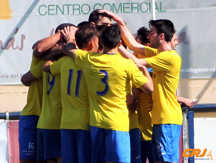 Los jugadores del Huétor Tájar celebran el tanto de Alberto (J. HURTADO)