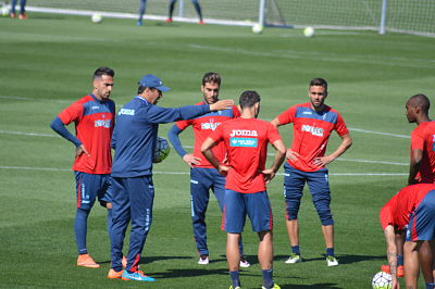 González dando instrucciones durante el entrenamiento 