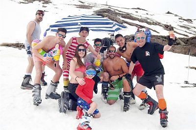 La bajada en bañador, todo un clásico 