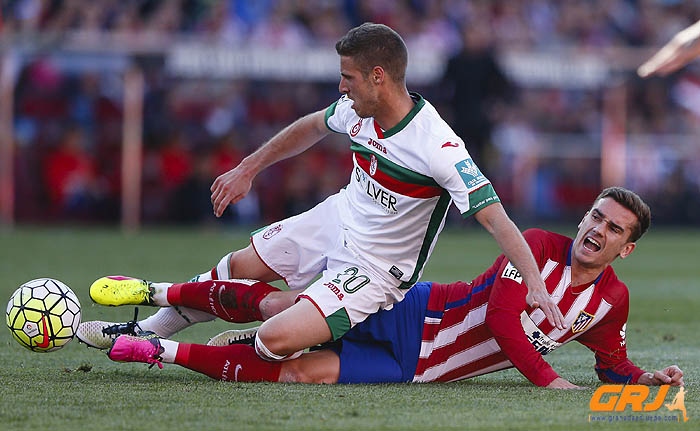 Rubén Pérez en una acción del encuentro ante el Atlético (LOF)