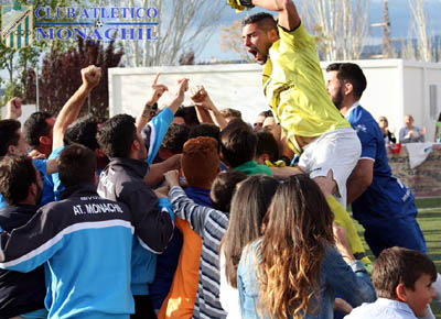 Los jugadores del At. Monachil celebran el ascenso (AT. MONACHIL)