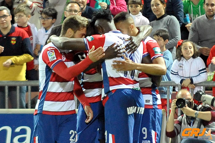 Los jugadores rojiblancos celebran el tanto de Success (J. M. BALDOMERO)