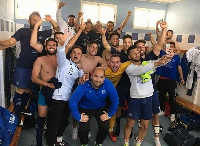 El equipo está listo para celebrar el campeonato 