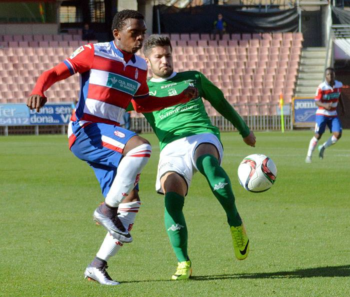Corozo disputa un balón con un jugador del Vilanovense (LÁZARO)