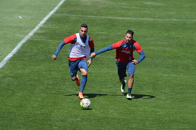 Miguel Lopes y Edgar luchan por un balón durante un entrenamiento 