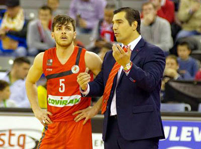 Pablo Pin da instrucciones durante un partido (VICENTE CARVAJAL)