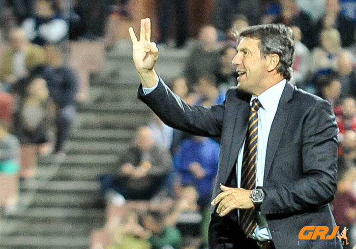 José González da instrucciones (J. M. BALDOMERO)