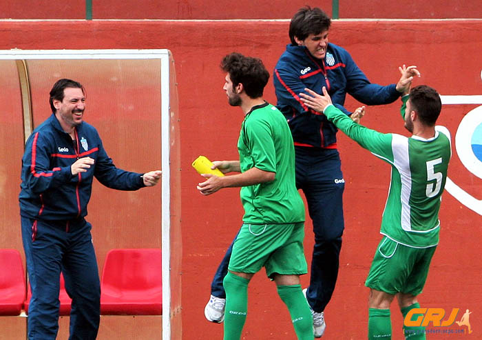 Fran celebra el tanto con el banquillo atarfeño (J. HURTADO)