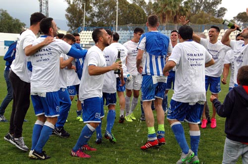 Los jugadores del Motril celebrando el ascenso (MUCHO DEPORTE)
