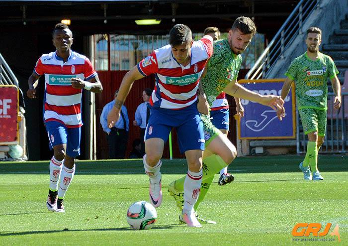 Dificultosa conducción de un jugador del Granada (LÁZARO)