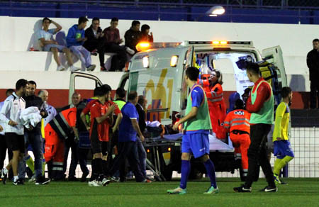 Efectivos del 061 trasladan al lesionado Duesca, cancerbero visitante (CRISTÓBAL ORTEGA)