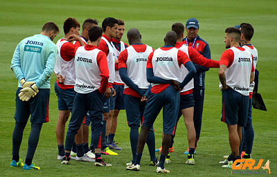 González habla con los once elegidos tras el entreno (GRJ)