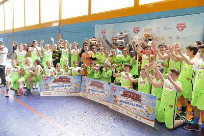 Los equipos celebran su triunfo 