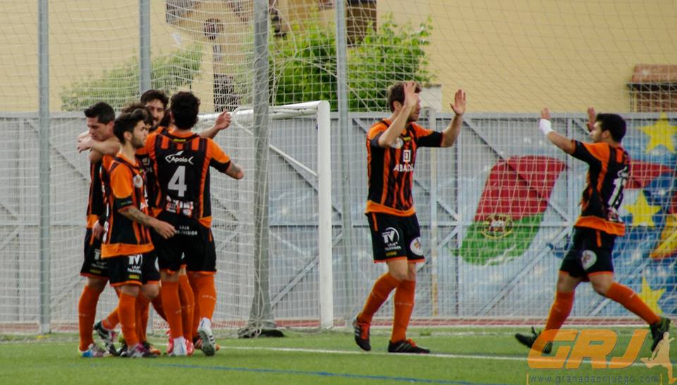 Los lojeños celebran uno de los goles en el municipal de Atarfe (VICENTE CARVAJAL)