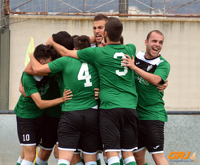 Los jugadores hueteños celebran el tanto de Olalla (LÁZARO)