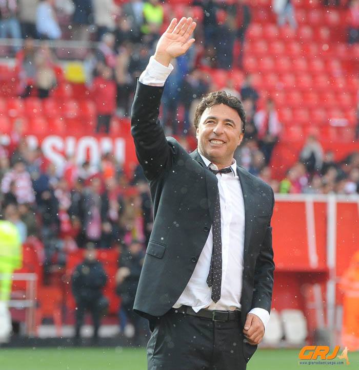 Pina saluda a los aficionados desplazados a Sevilla (LOF)