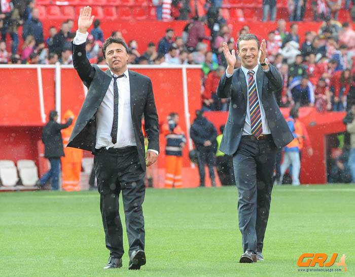 José González (a la derecha) saluda a la afición junto a Quique Pina (LOF)