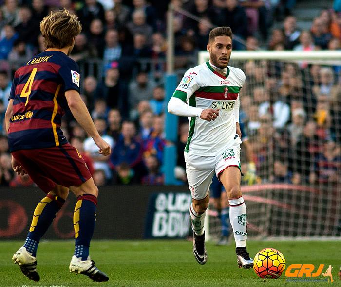 Rubén Rochina conduce el balón ante la mirada de Rakitic. (LOF)