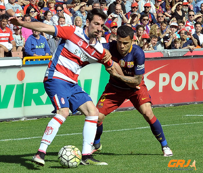 Isaac Cuenca protege el balón ante Alves (J. M. BALDOMERO)