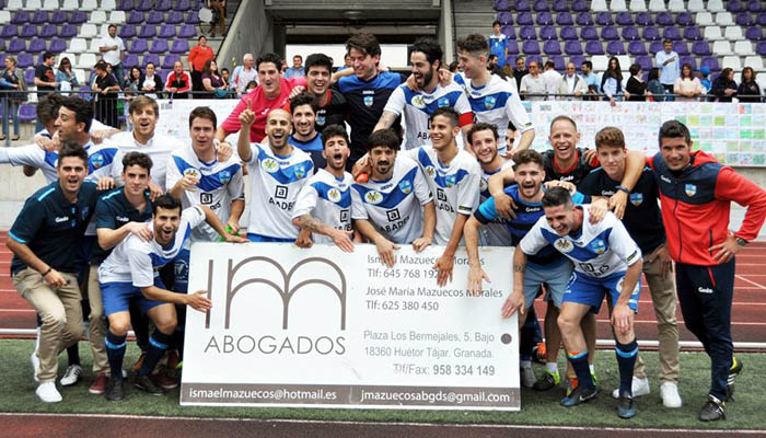 Los jugadores lojeños celebran la clasificación para la promoción (CASTILLO)