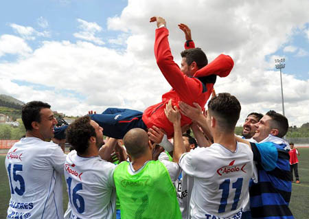 Los jugadores lojeños mantean a su técnico (CASTILLO)