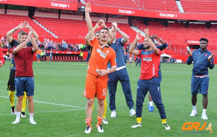 Los jugadores celebran la permanencia (J. M. BALDOMERO)