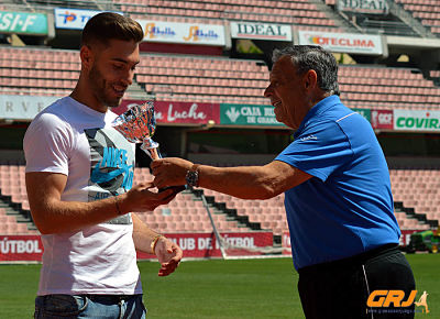 Rochina recibre el trofeo de Lázaro 