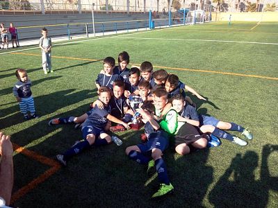El equipo benjamin celebra su triunfo 