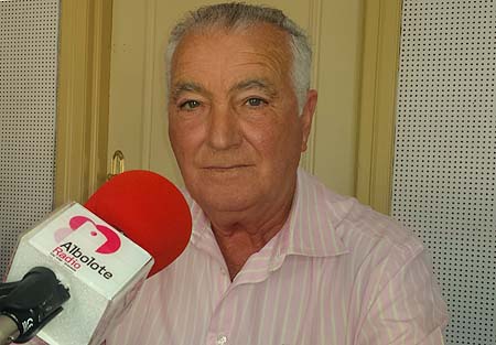 Juan Ramírez en los estudios de Radio Albolote (GRJ)