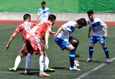 Ramiro protege el balón ante dos jugadores del Palencia (CASTILLO)